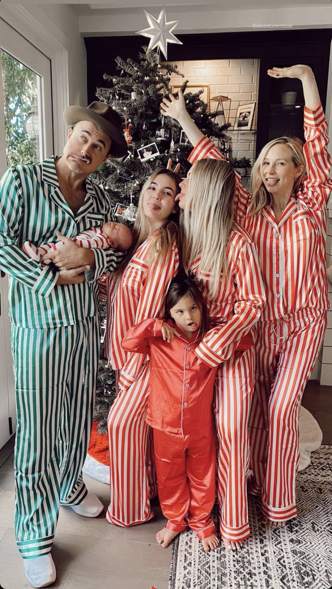candiceabrasil's tweet photo. Não aguento com tanta fofura! 

Candice e sua família celebrando o natal. ❤️ https://t.co/ZxLjdpPNQD