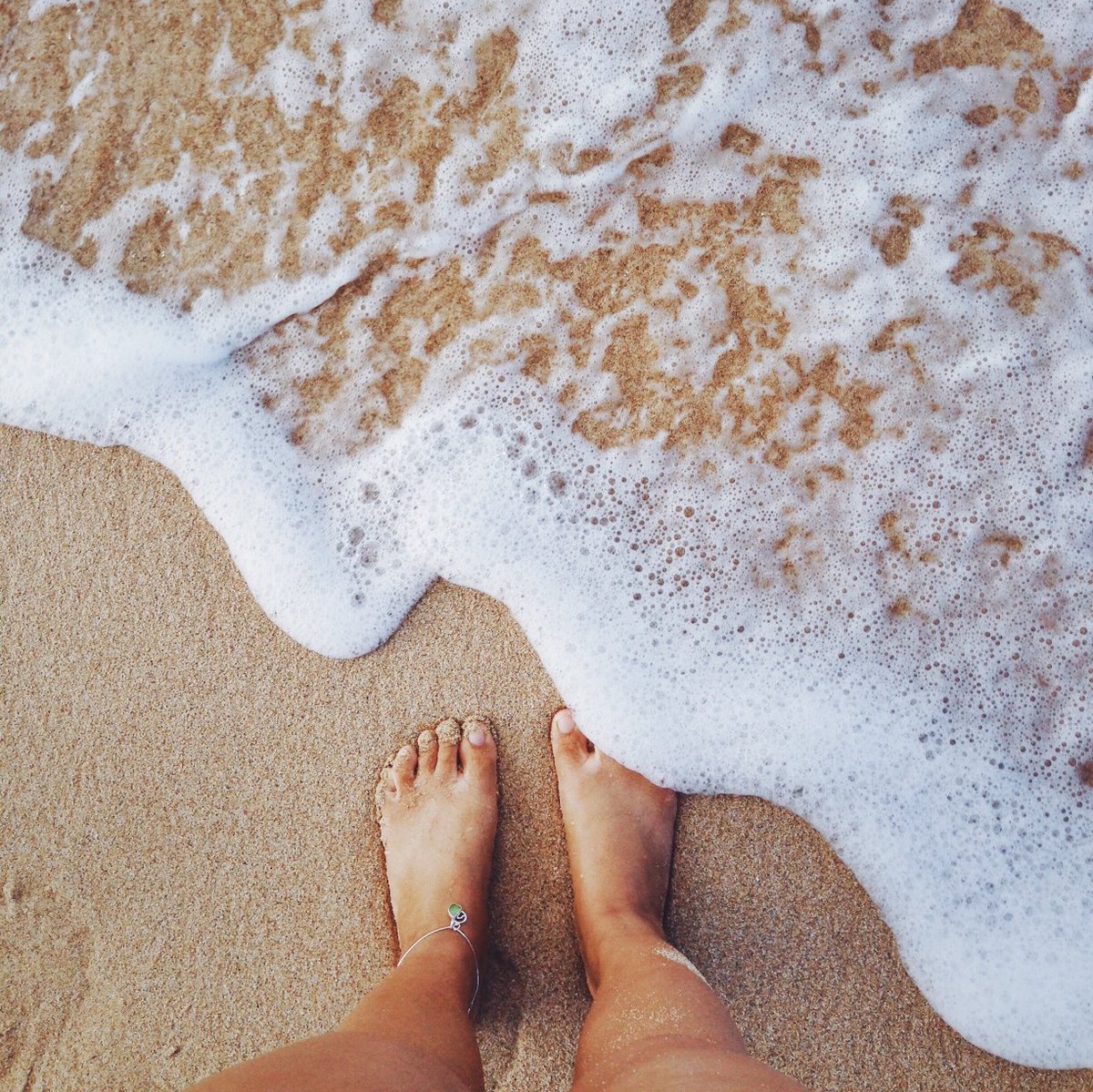 🌴 Dream big. Work hard. Make it happen! And then, enjoy your weekend. 🥂 Happy Aloha Friday from your friends at Wahine Media.