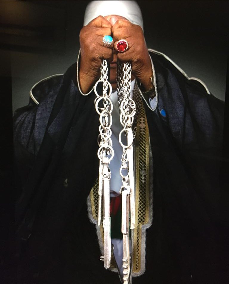 مفاتيح الحجرة النبوية الشريفة بيد أحد آخر أغوات المدينة المنورة 
تصوير صديق العمر الفنان العالمي عادل القريش
من كتابه الأغوات