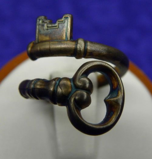 TourmentedHeart's tweet image. Second gift for Eren is a romantic dinner for two. With flowers, wine, a few more present contains some books and a ring made from a old key. 

{ @Cadet_Jaeger }