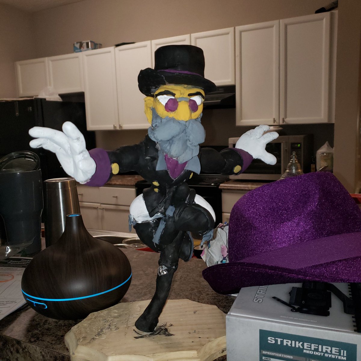 brownlove010's tweet photo. A handmade sculpture from a dear friend of my favorite character from @Brawlhalla, Wu Shang.
#TwitchStreamers #gamer #SupportSmallStreamers #Christmas #Christmas2020 #TwitchStreamers #StreamEXMAS #TisTheDamnSeason https://t.co/Lw3U2A7x2o