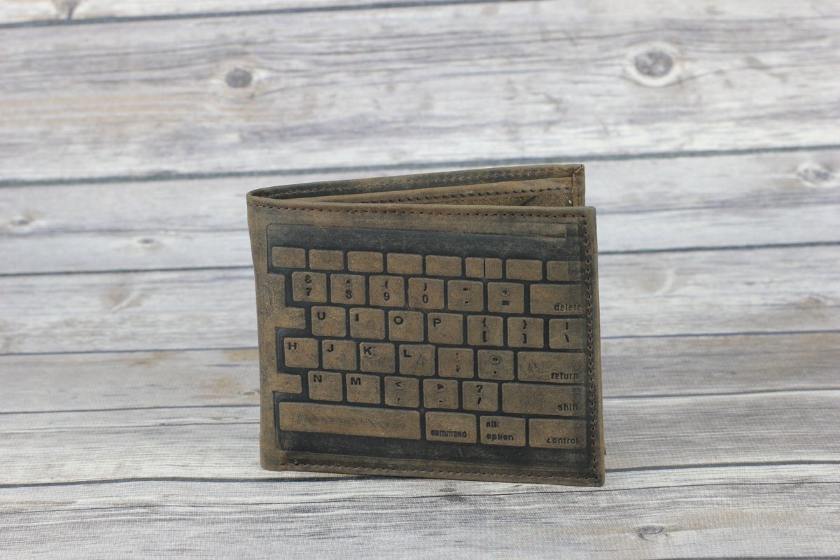 RivetBurr's tweet image. Keyboard Print Brown Leather Bi-fold Wallet, Computer Keyboard, Embossed Leather Wallet, geeky gift, computer gift, gift for him tuppu.net/3d8b3d07 #Etsy #RivetandBurrLeather #ComputerGift