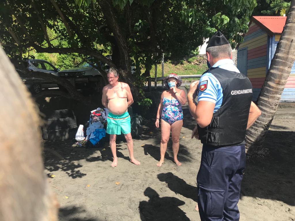 guadeloupela1e's tweet photo. L'opération de contrôle du jour, c'est sur la plage de Malendure. Menée par la gendarmerie et @Prefet971, il s'agissait d'un rappel à la loi sur le protocole sanitaire en vigueur partout... même à la plage. https://t.co/2Miww813kq