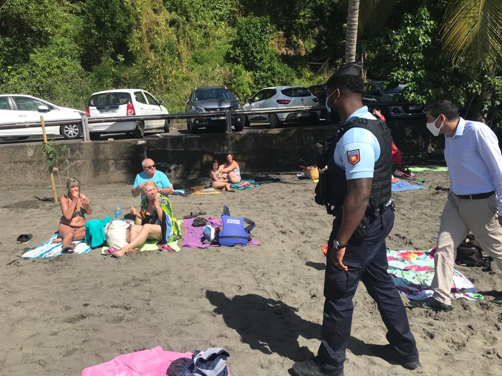 guadeloupela1e's tweet photo. L'opération de contrôle du jour, c'est sur la plage de Malendure. Menée par la gendarmerie et @Prefet971, il s'agissait d'un rappel à la loi sur le protocole sanitaire en vigueur partout... même à la plage. https://t.co/2Miww813kq