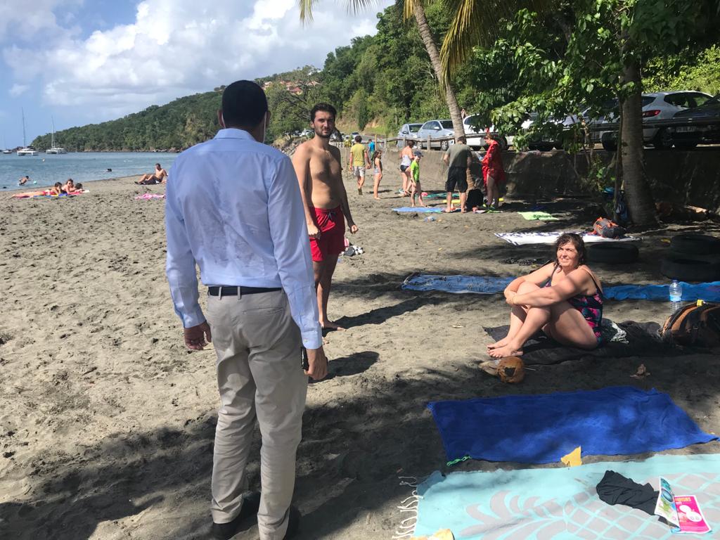 guadeloupela1e's tweet photo. L'opération de contrôle du jour, c'est sur la plage de Malendure. Menée par la gendarmerie et @Prefet971, il s'agissait d'un rappel à la loi sur le protocole sanitaire en vigueur partout... même à la plage. https://t.co/2Miww813kq