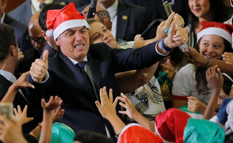 foIha_sp's tweet image. Bolsonaro visita crianças em orfanato e questiona: "de papai vocês só conhecem o Noel, né?"