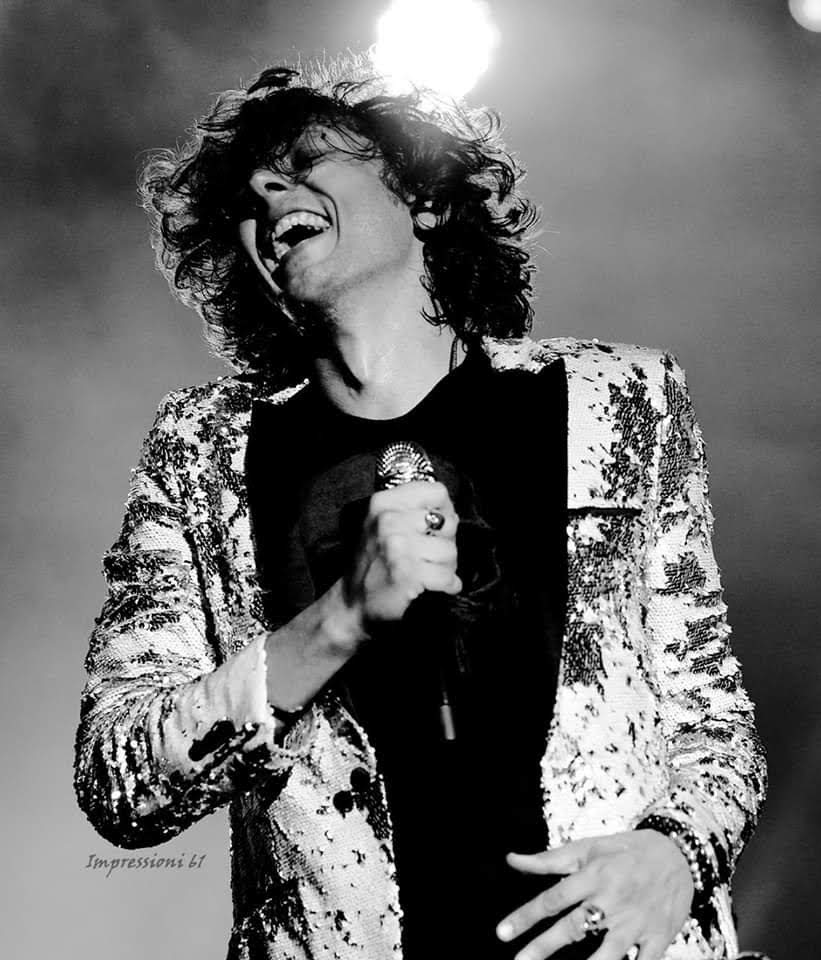 Elena7741072863's tweet photo. Io purtroppo non ho partecipato a nessuno tour di @MetaErmal ma, ho vissuto con lui da lontano tutte quelle emozioni. Mi rifarò finalmente nel 2021 a Roma non sto in me dalla gioia #ErmalMeta #ErmalMetaChallenge #SeilamiaStella #IlmiFaro #MaiSolo
📷 @impressioni61 💙⭐🎵🎶🎤🎼 https://t.co/V7G2WKoHfz