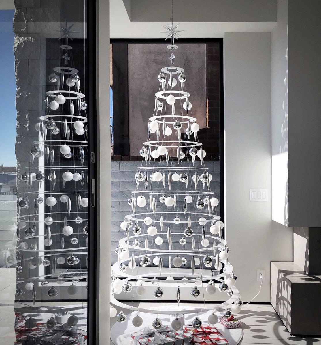 MYDstudio's tweet image. Happy Holidays from MYD studio! mydstudio.com/blog/modern-wh… #modernchristmastree