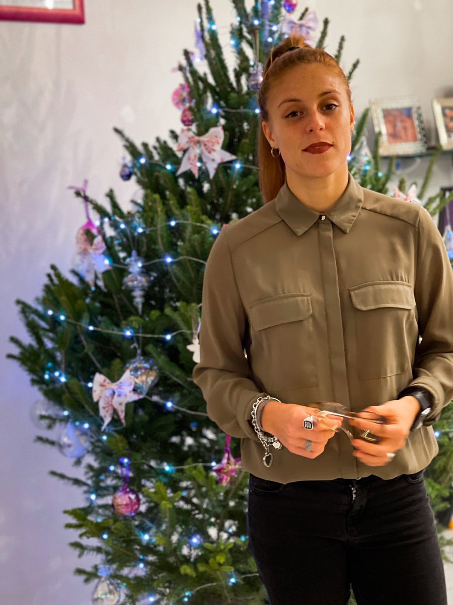 Guardando l’ora per capire fra quanto slaccerò il primo bottone dei pantaloni. 
—> La faccia di chi ha capito che arriverà molto presto.
.
.
.
.
#natale2020 #dicembre2020