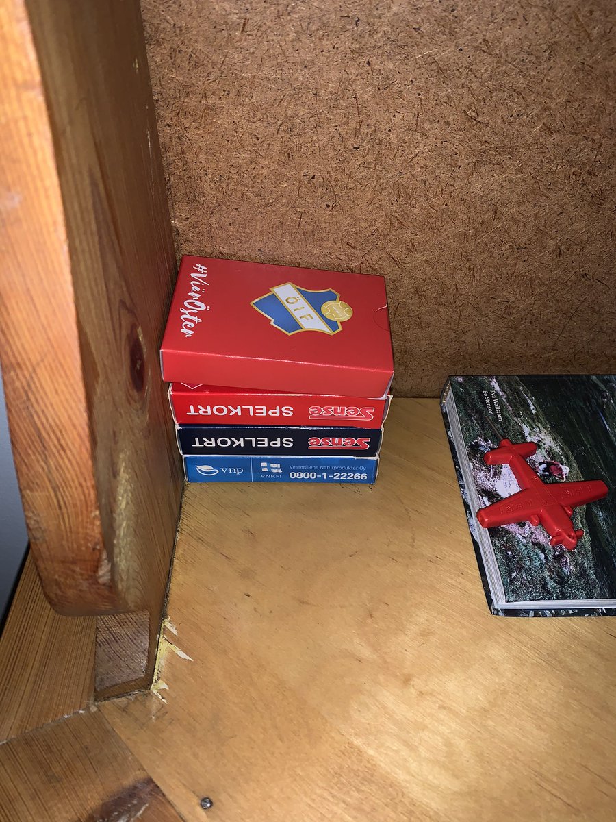 Lämnar hyrd stuga i fjällen. Ojdå... råkade visst ”glömma” kvar en kortlek...🙂