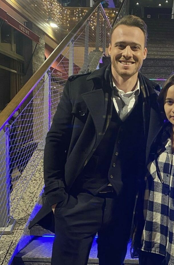 MyFuckingRob's tweet photo. Noooo, si su look formal desordenado me da algo bien fuerte 💥
Y la sonrisa 🌋

#KeremBürsin https://t.co/lyjCmhywfT