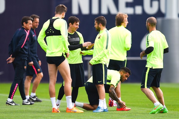 Différentes études montrent que les jeux réduits affichent des pourcentages de fréquence cardiaque maximale proche des travaux en intermittent et influe sur le développement des qualités physiques physiques types aérobie en capacité ou en puissance. Jeux réduit= la base au Barça