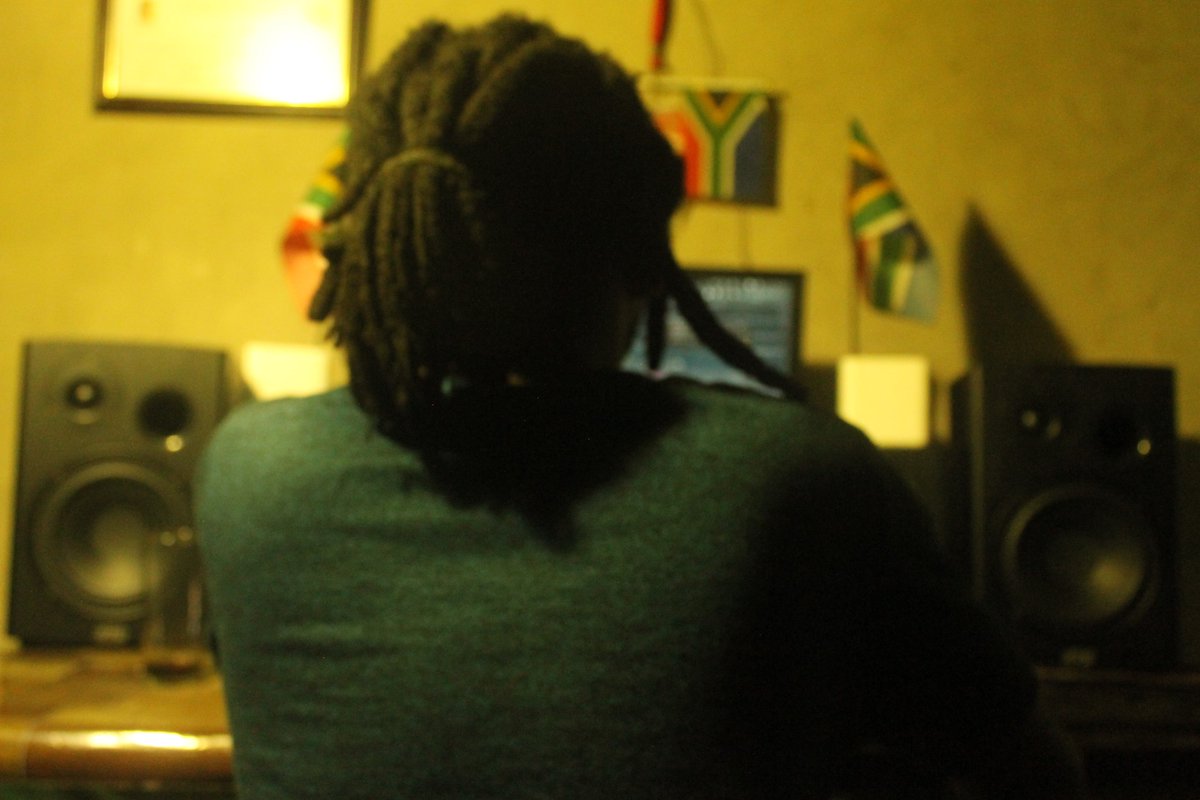 Ivox_ZA's tweet image. Lemme see your hand if you're willing to work with @ivoxza  next year.
.
.
#2021goals #unreleasedmusic #cookingsession #recordingsessions #newmusicondaway #beats #beatsforsale #exclusivelicense #leasebeats