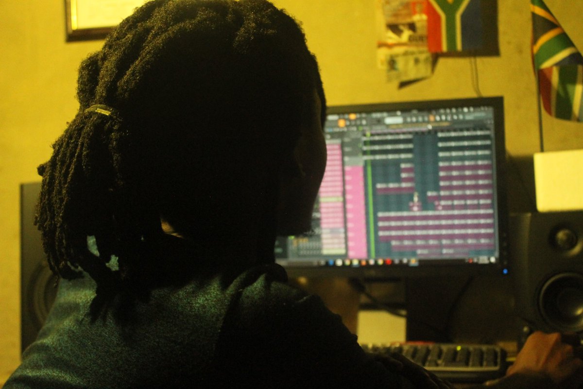 Ivox_ZA's tweet image. Lemme see your hand if you're willing to work with @ivoxza  next year.
.
.
#2021goals #unreleasedmusic #cookingsession #recordingsessions #newmusicondaway #beats #beatsforsale #exclusivelicense #leasebeats