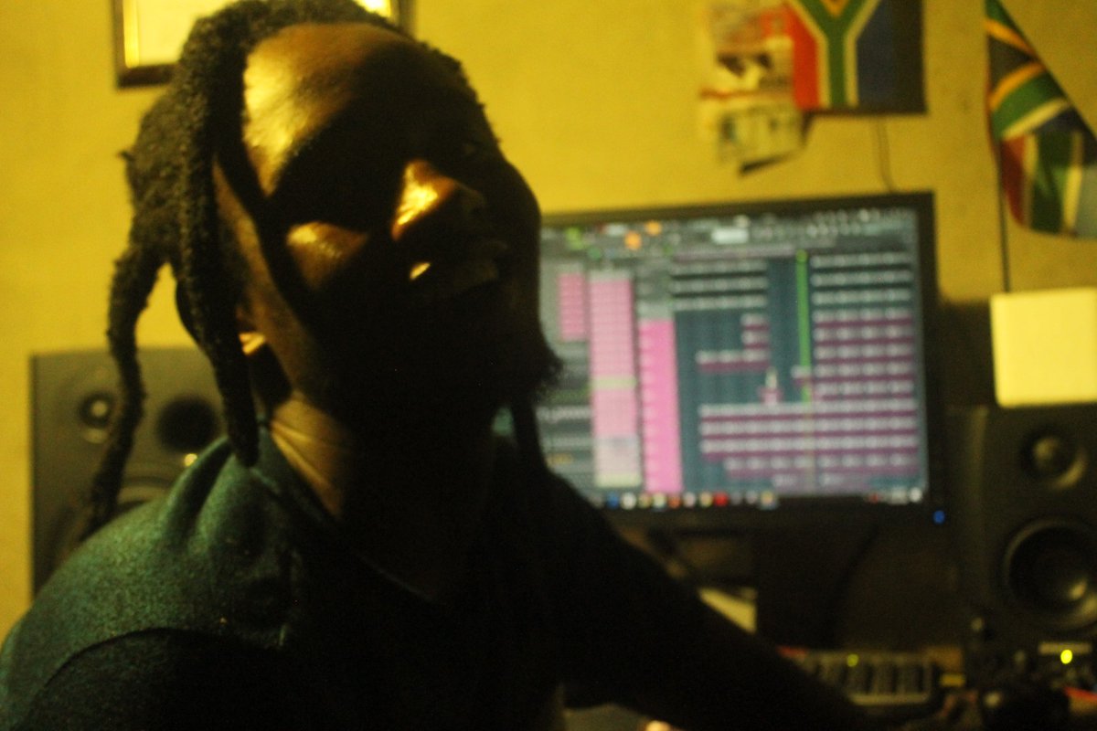 Ivox_ZA's tweet image. Lemme see your hand if you're willing to work with @ivoxza  next year.
.
.
#2021goals #unreleasedmusic #cookingsession #recordingsessions #newmusicondaway #beats #beatsforsale #exclusivelicense #leasebeats