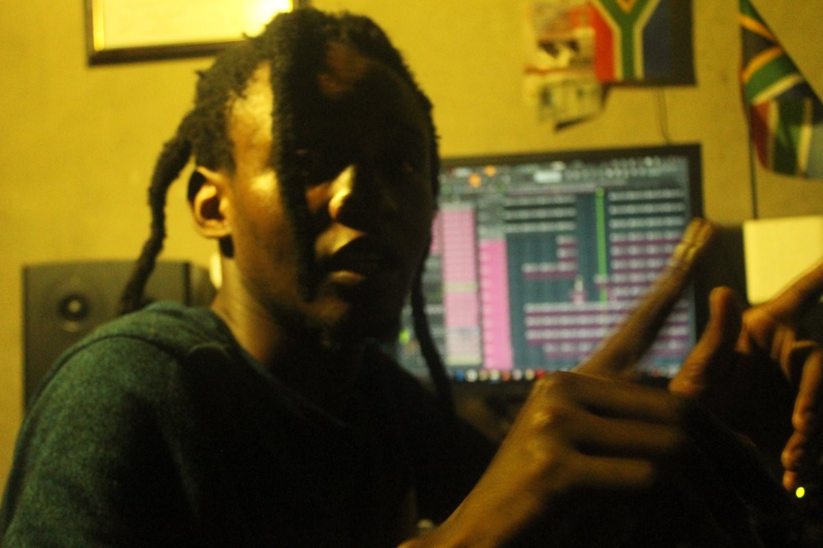 Ivox_ZA's tweet image. Lemme see your hand if you're willing to work with @ivoxza  next year.
.
.
#2021goals #unreleasedmusic #cookingsession #recordingsessions #newmusicondaway #beats #beatsforsale #exclusivelicense #leasebeats