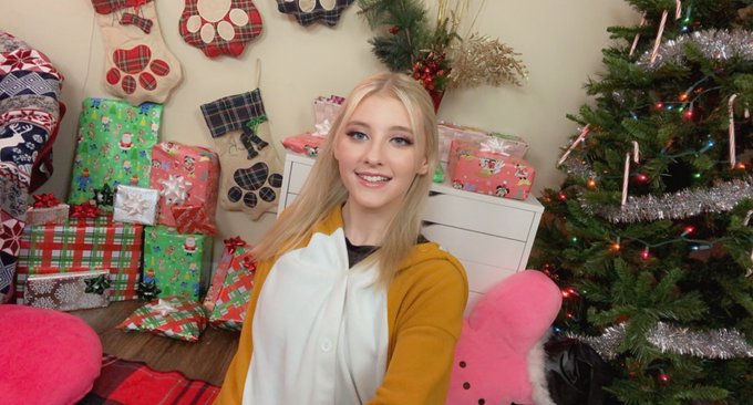 Merry Christmas!! 🎄   Come spend the day with me 🥰🎁 I&rsquo;m online ALL DAY today!! 😍  https://t.co/L0l3ifGo65