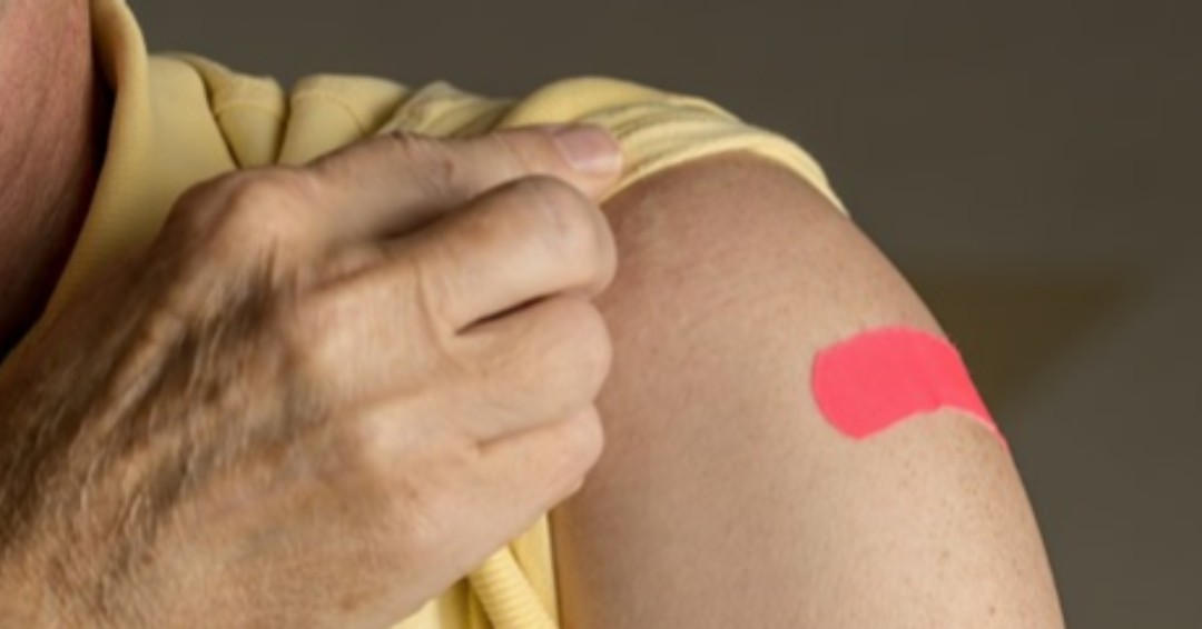 Summit_Homecare's tweet photo. If you have or have had cancer, you are at higher risk for complications from the flu. A flu shot is recommended. People with cancer, or a history of cancer, are at a high risk of developing serious flu complications. https://t.co/lzd2VcTyjn