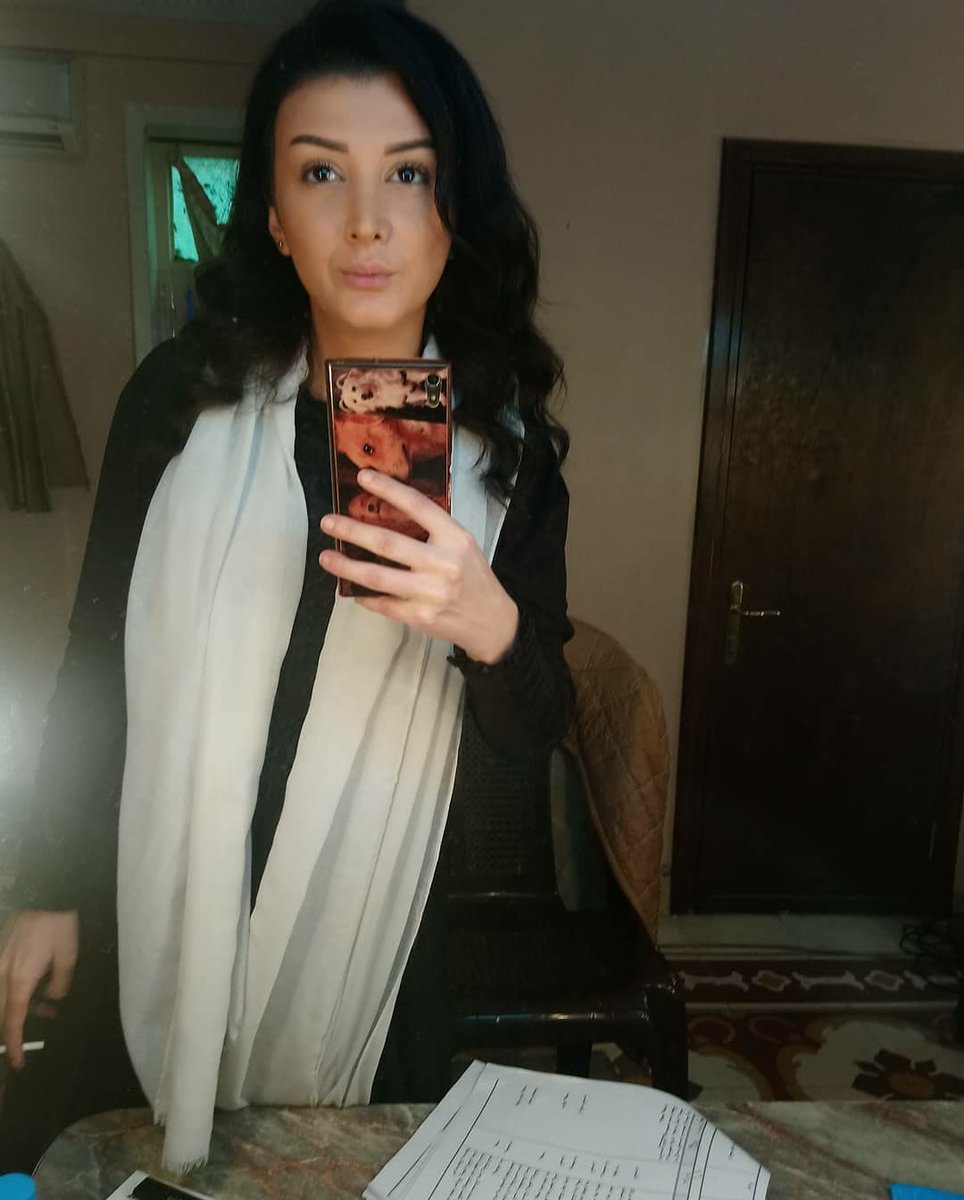 سكر باب السيارة على ايده تحت تهديد السلاح سكر باب السيارة على ايده تحت تهديد السلاح