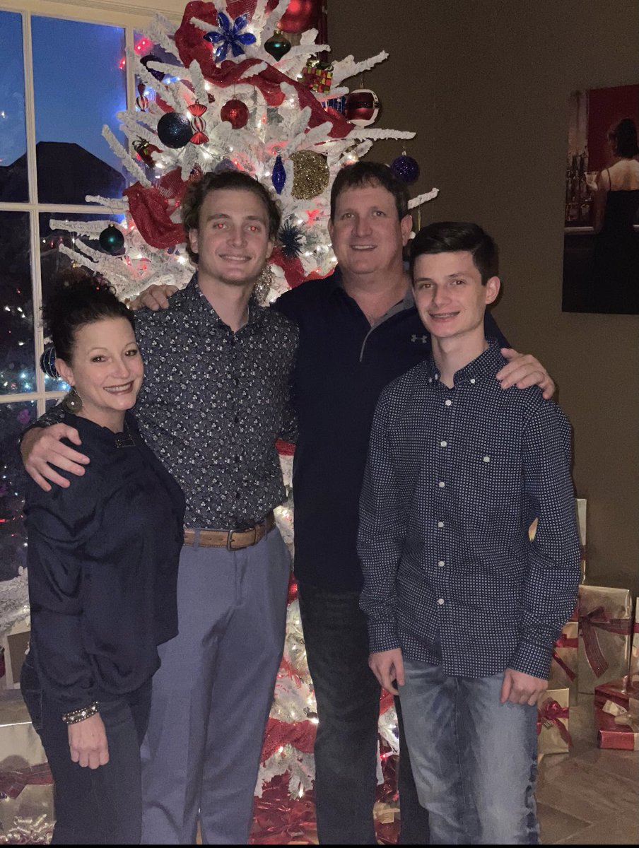 sludelts's tweet photo. Wishing a Merry Christmas from our families to yours! https://t.co/42W9xHOemp