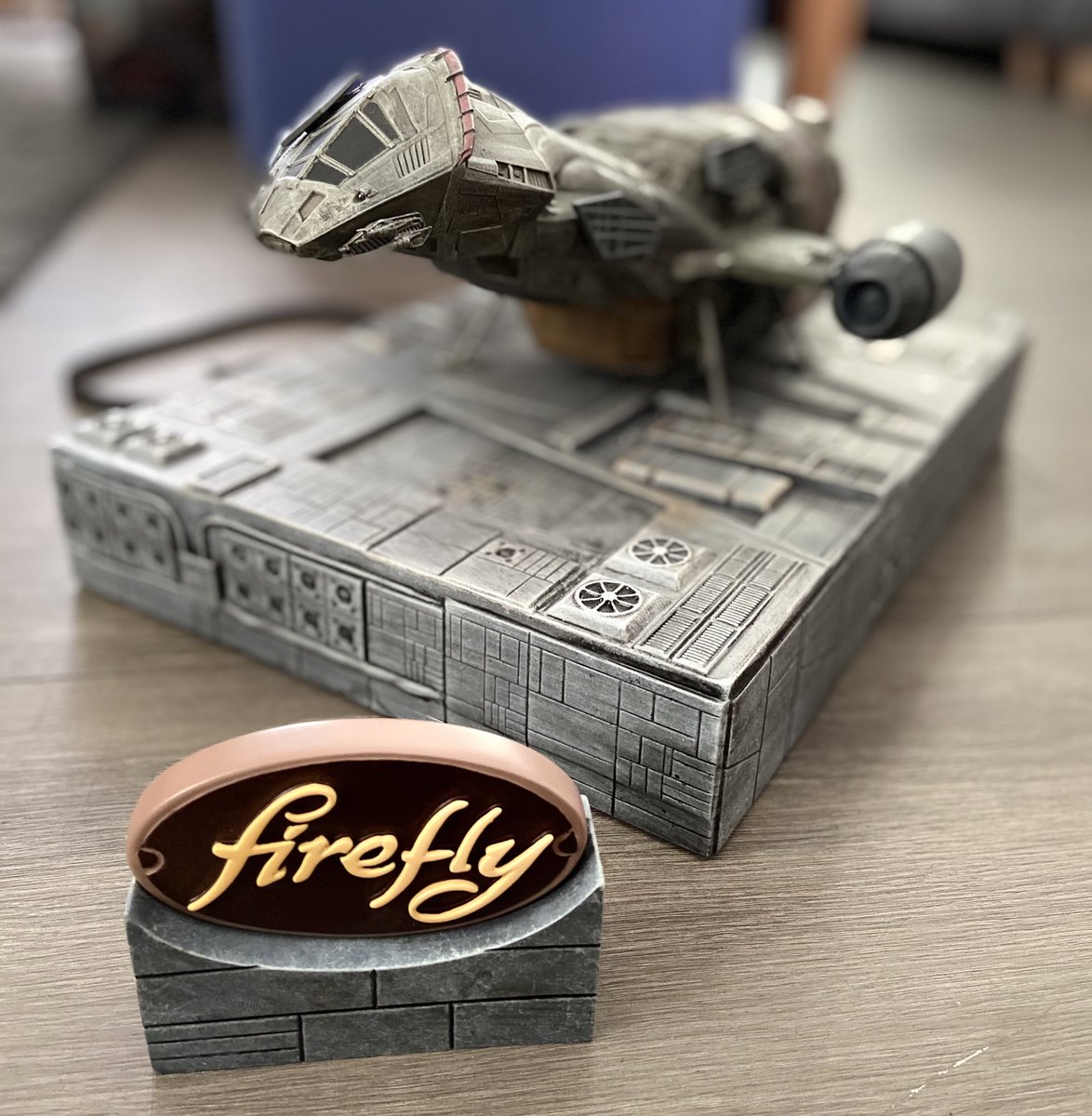 codenaga's tweet image. Heute gab es wohl die neueste Episode #startrekdiscovery, aber ich hab lieber meine #Serenity zusammengebaut, einen Blu-Ray-Player angeschlossen und die erste Episode von #firefly geschaut. 😍 //@fireflycast