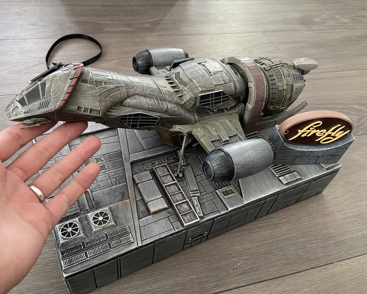 codenaga's tweet image. Heute gab es wohl die neueste Episode #startrekdiscovery, aber ich hab lieber meine #Serenity zusammengebaut, einen Blu-Ray-Player angeschlossen und die erste Episode von #firefly geschaut. 😍 //@fireflycast