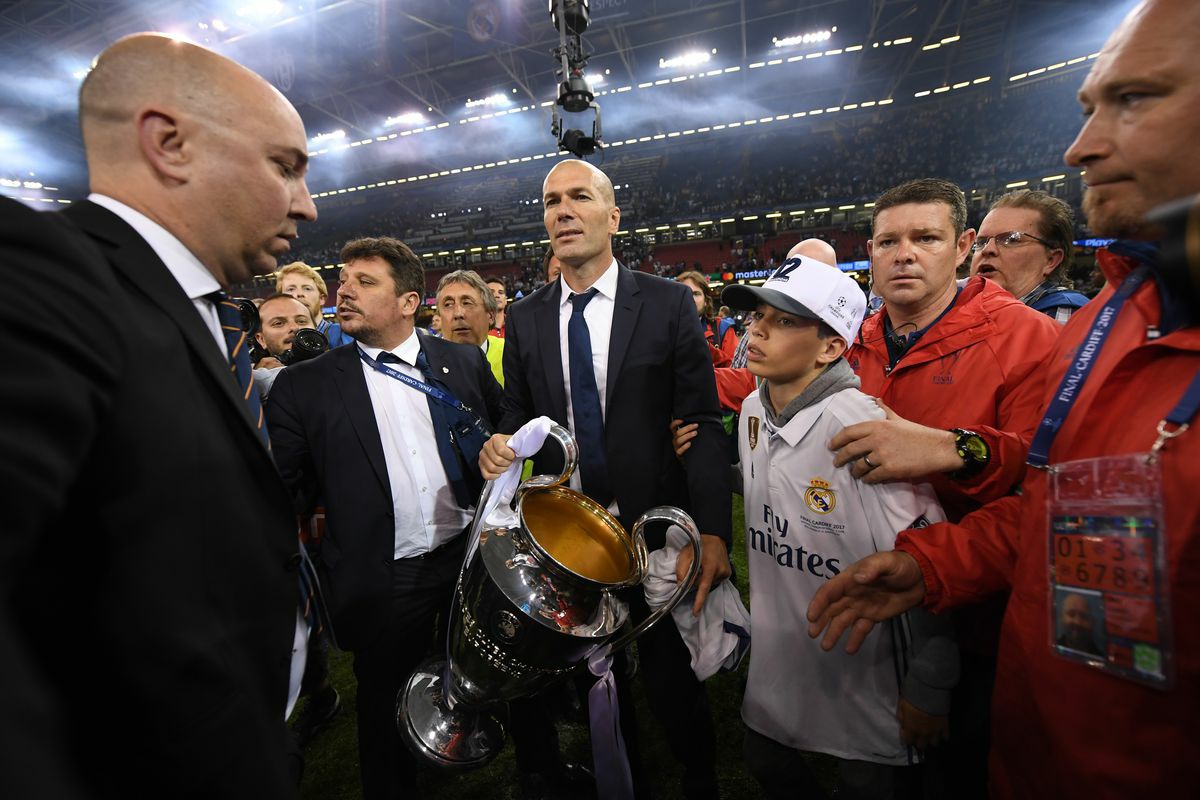 في ذلك الموسم قاد زين الدين زيدان ريال مدريد لـ الفوز على نابولي ذهاباً واياباً ثم بايرن ميونخ ذهاباً وإياباً .في الواقع زيدان في مرحلة خروج المغلوب حقق 6 انتصارات من أصل 7 بما في ذلك الفوز المُدمر على يوفنتوس في النهائي 4 - 1 وهو أحد أكبر الإنتصارات في تاريخ النهائي .