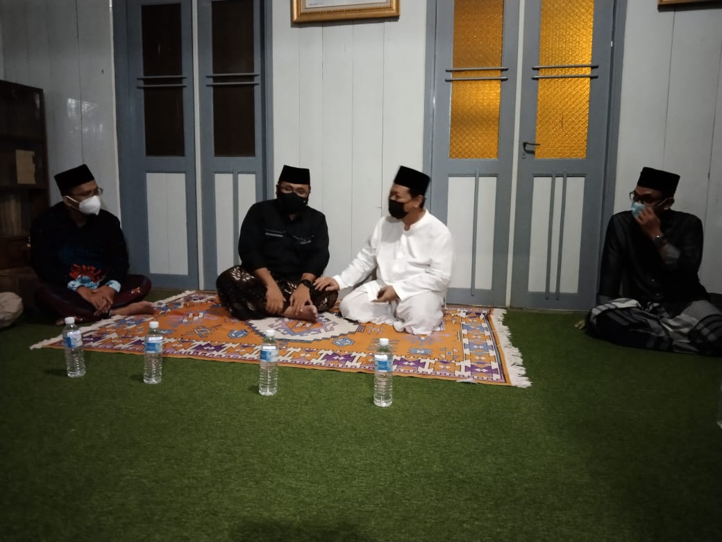 Kemenag_RI's tweet photo. Sowan ke KH Munif Girikusumo Mranggen, Menag mendapat pesan agar ikut andil menjaga kedaulatan NKRI dengan menjadikan nilai-nilai agama yang luhur seperti yang diajarkan Nabi sebagai pedoman. https://t.co/PR8FVlBUWA