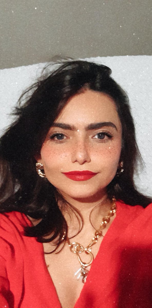 Uma mulher com seu batom vermelho não quer guerra com ninguém.  Feliz Natal people!