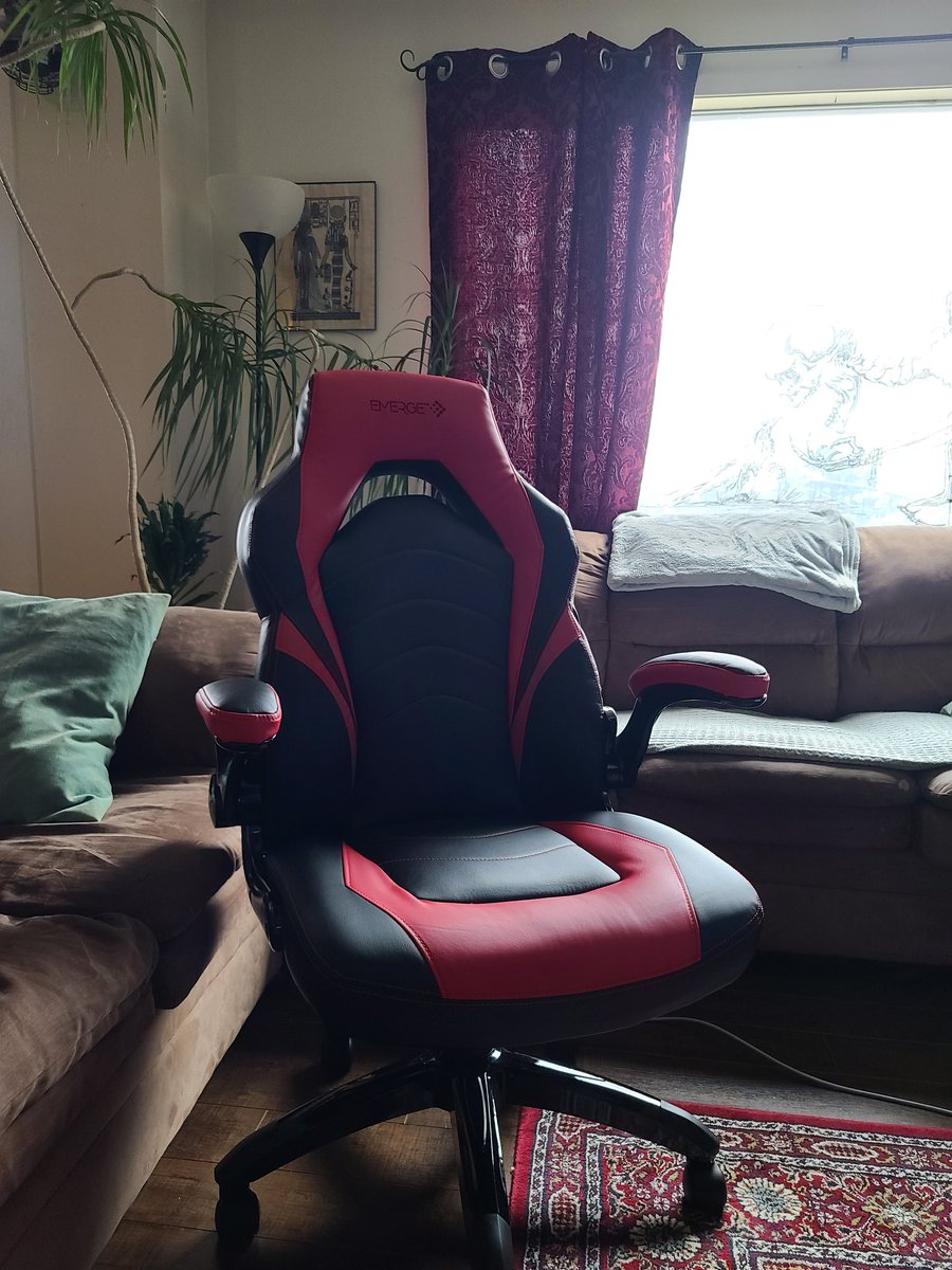 BamfordRyan's tweet image. I've rocked simple chairs, cheap computer chairs, and old office chairs for as long as I can remember. The perfect gift for gaming, from @KellyKrossfyre.

#gamingchair #emerge #vortexgaming #streamer #twitchstream #christmascheer