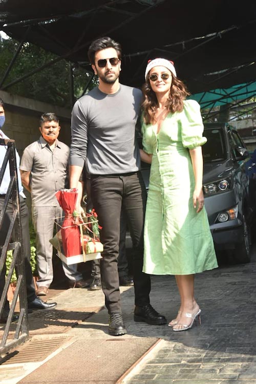 santa_banta's tweet photo. #AliaBhatt and #RanbirKapoor`s pics from #KapoorsChristmas bash break the internet! https://t.co/OKEllVOQCs #beautifulcouple #bollywoodFavourite #christmasfestival #bollywood #latestimage #downloads #santabanta For More visit: https://t.co/4yDRaxvlVL https://t.co/6uhWqYerJV