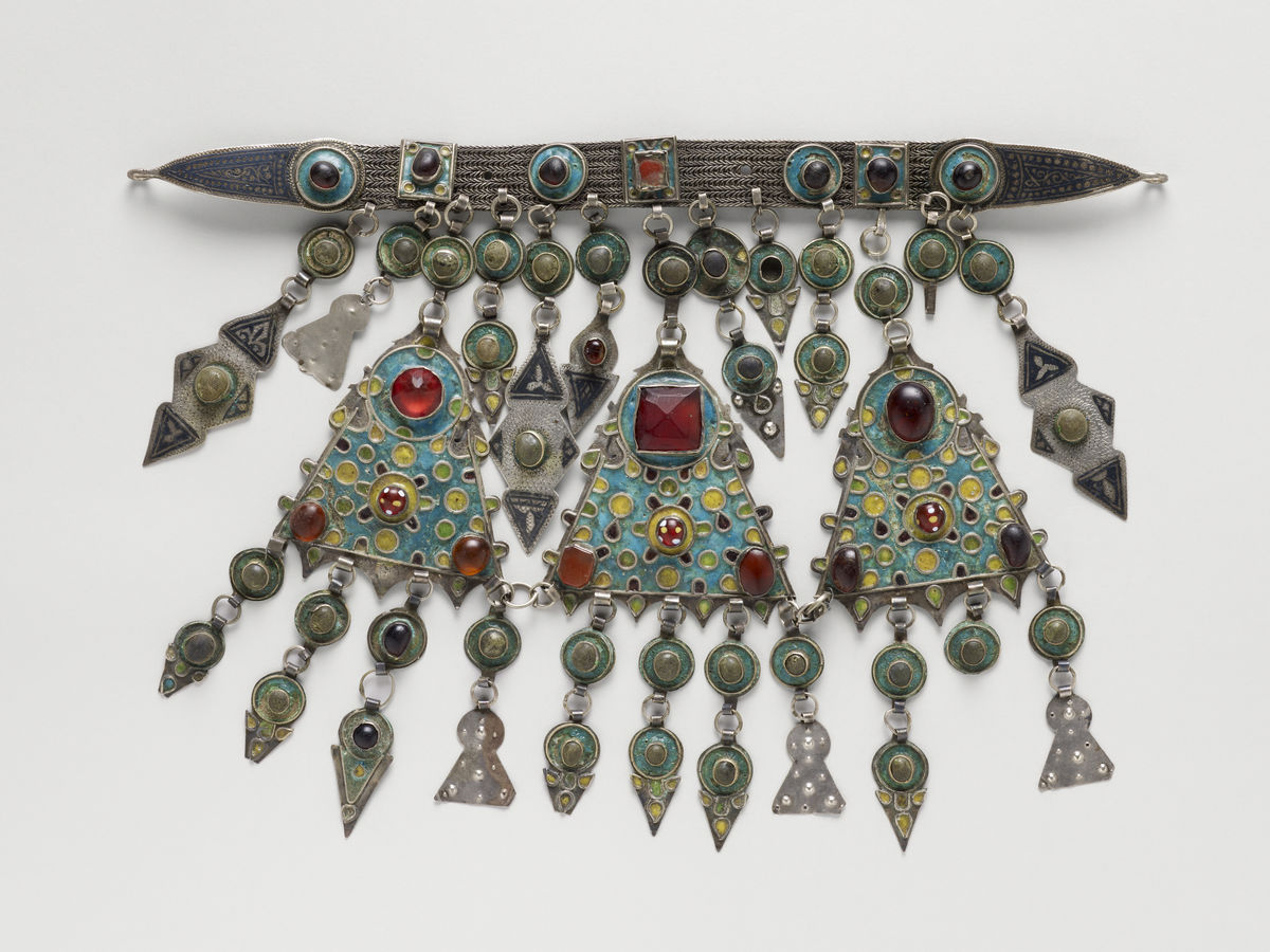 2 - A diadem (End of the 19th century, tribes: tribes in the central Anti-Atlas Mountains and Aït Ouaouzguit of Djebel Siroua) (Source: musée du quai Branly - Jacques Chirac, photo by Thierry Ollivier, Michel Urtado)