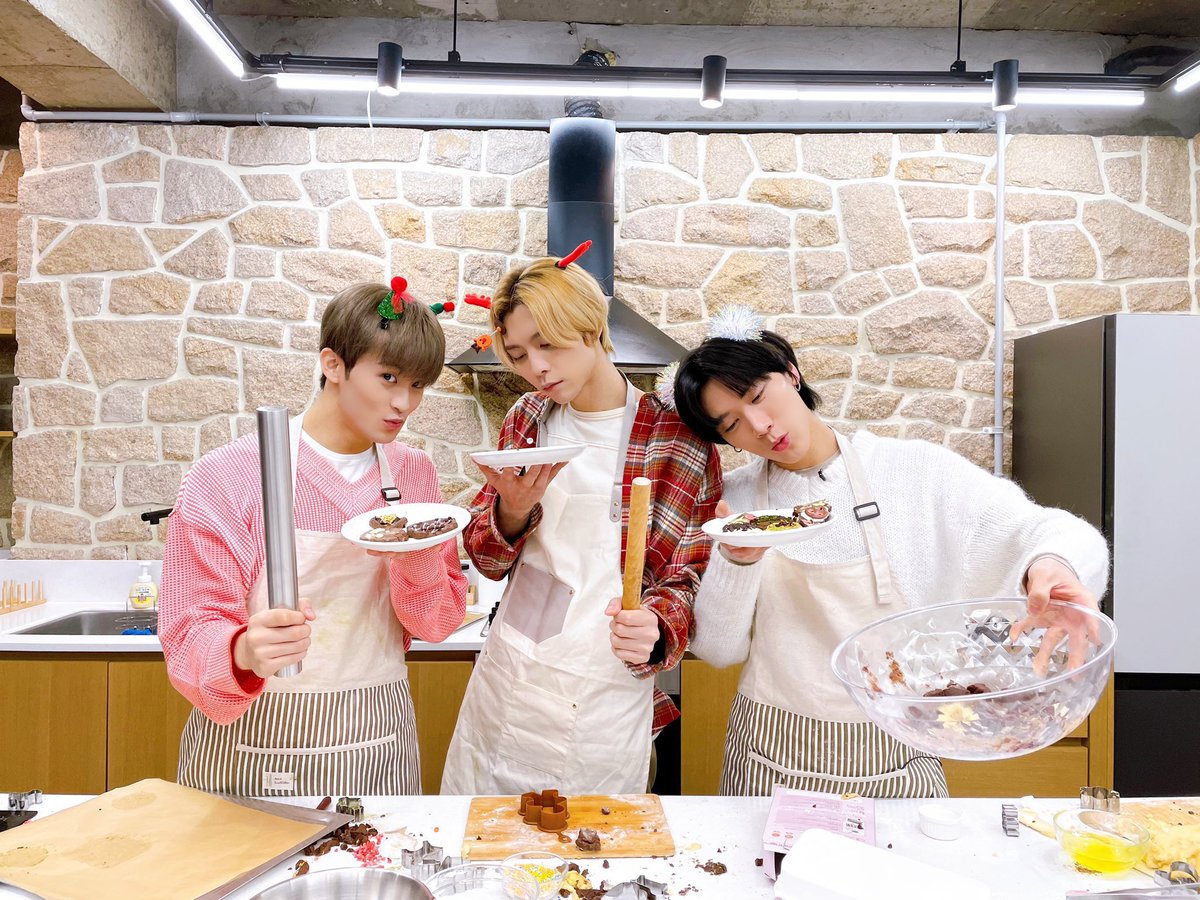 Mark_NCTCL's tweet photo. [Oficial l 201225] Actualización en las redes sociales de #NCT con más fotografías de nuestro #Mark, junto a Johnny y Ten en el video “Johnny’s Communication Center (JCC) Ep.25”. ⁣
⁣
Cr. NCTsmtown⁣
[Mark Chile] https://t.co/MBC9NzRimK