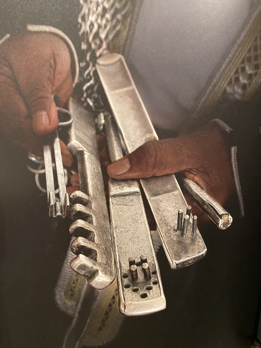 SN300S's tweet photo. لم يؤرخ او يصور الأغوات ومفاتيح الحجرة والمسجد النبوي أحد كما فعل المصور السعودي العالمي عالدل القريشي
مشروع له أكثر من ١٠ سنوات تحضير وتصوير وأخيراً ظهر لنا بكتاب عظيم وصور عظيمة لم نراها من قبل 
على فكرة عادل له أعمال في متاحف بريطانيا وعملوا له معرض خاص للأغوات https://t.co/0brq1pIadT