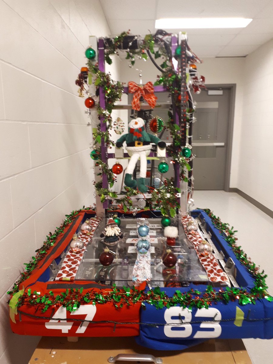 Merry Christmas from the RoboRavens!! 🎄We wish you all happy holidays filled with laughter! (Throwback to 2018 Christmas decorating)