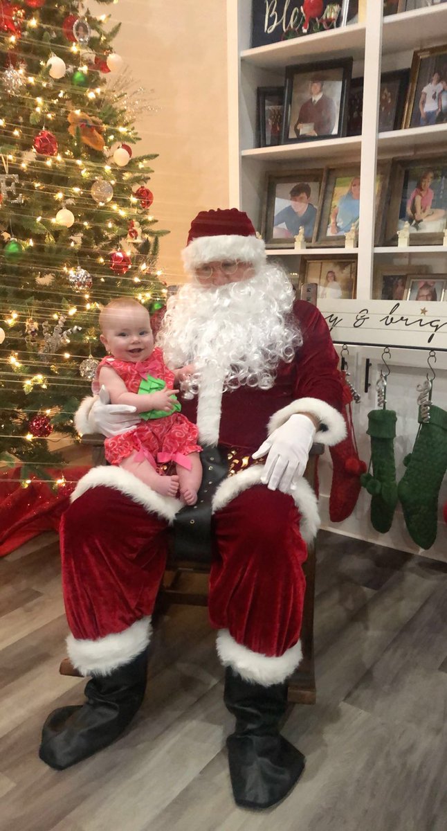 becca_bryantt's tweet photo. Autumns Belles first Christmas!🎅🏽 https://t.co/NwKKFb3YUi
