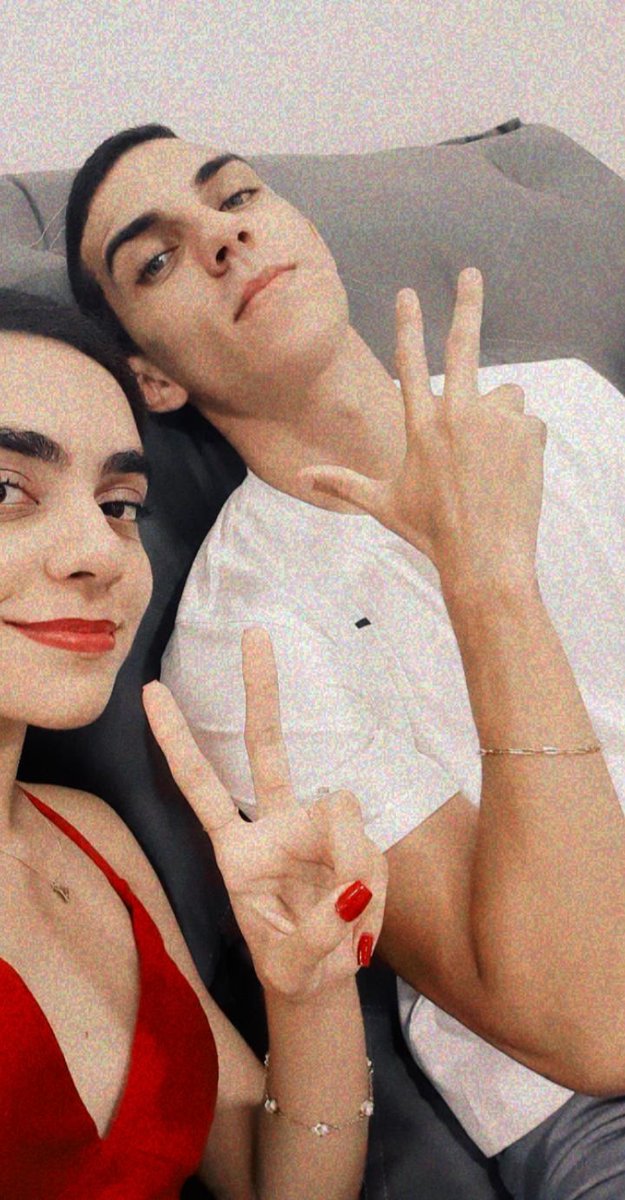 alwaysyouIuan's tweet photo. essa foto minha e do meu irmão ficou linda aff somos lindos mesmo https://t.co/JfL0mSpxqE