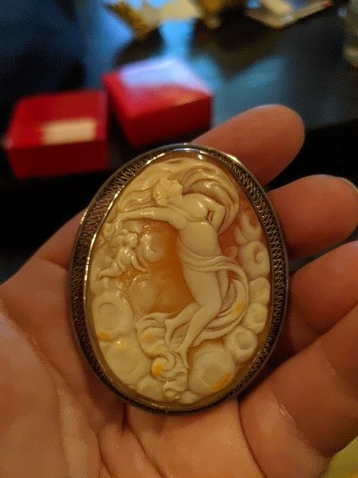 EitherAda's tweet image. My husband gave me this Victorian cameo depicting a sassy, fat Venus with no fucks to give and my only wish is that I can live up to it.