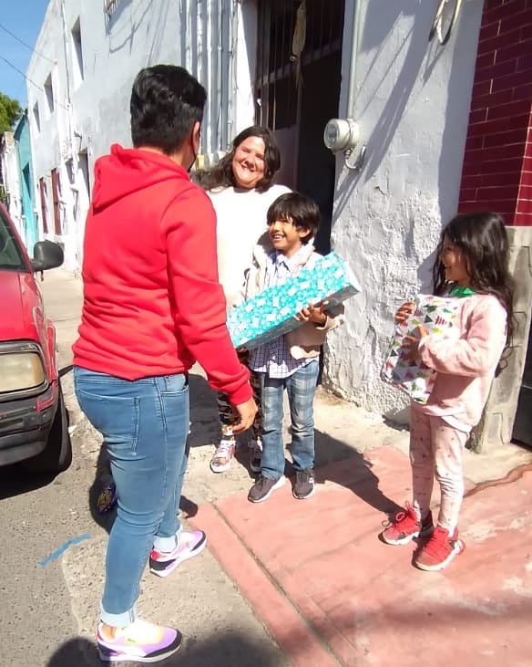 DanielaPumaHdez's tweet image. &quot;Una manera de agradecer por tanto, es ayudar a otros&quot;.

En los momentos de crisis ayudar a los que menos tienen es una gran satisfacción, y estas caritas me hicieron el día. #CadenaDeAyuda @LauHaro @PRI_Nacional @PRIJALOFICIAL @HORTENSIANORONA @ramirohdezg @alitomorenoc