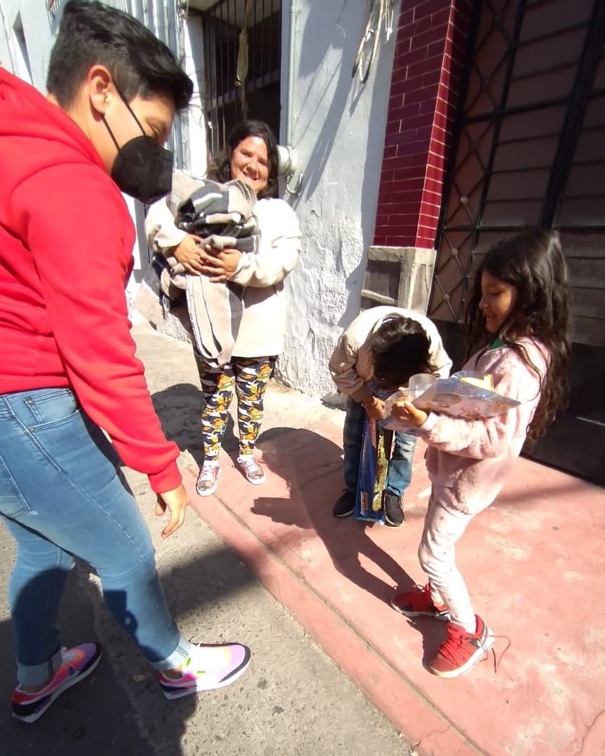 DanielaPumaHdez's tweet image. &quot;Una manera de agradecer por tanto, es ayudar a otros&quot;.

En los momentos de crisis ayudar a los que menos tienen es una gran satisfacción, y estas caritas me hicieron el día. #CadenaDeAyuda @LauHaro @PRI_Nacional @PRIJALOFICIAL @HORTENSIANORONA @ramirohdezg @alitomorenoc