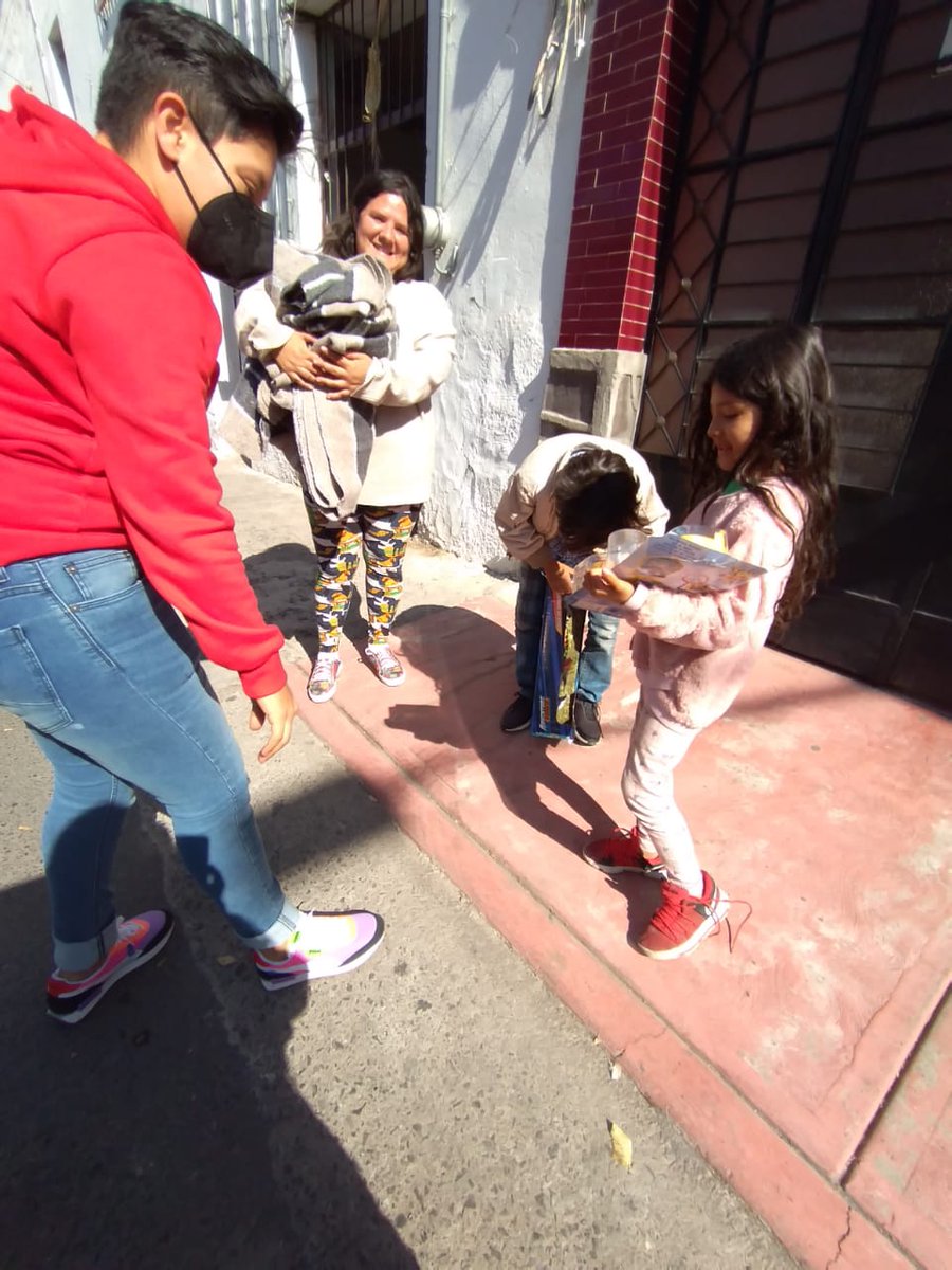 DanielaPumaHdez's tweet image. &quot;Una manera de agradecer por tanto, es ayudar a otros&quot;.

En los momentos de crisis ayudar a los que menos tienen es una gran satisfacción, y estas caritas me hicieron el día. #CadenaDeAyuda @LauHaro @PRI_Nacional @PRIJALOFICIAL @HORTENSIANORONA @ramirohdezg @alitomorenoc