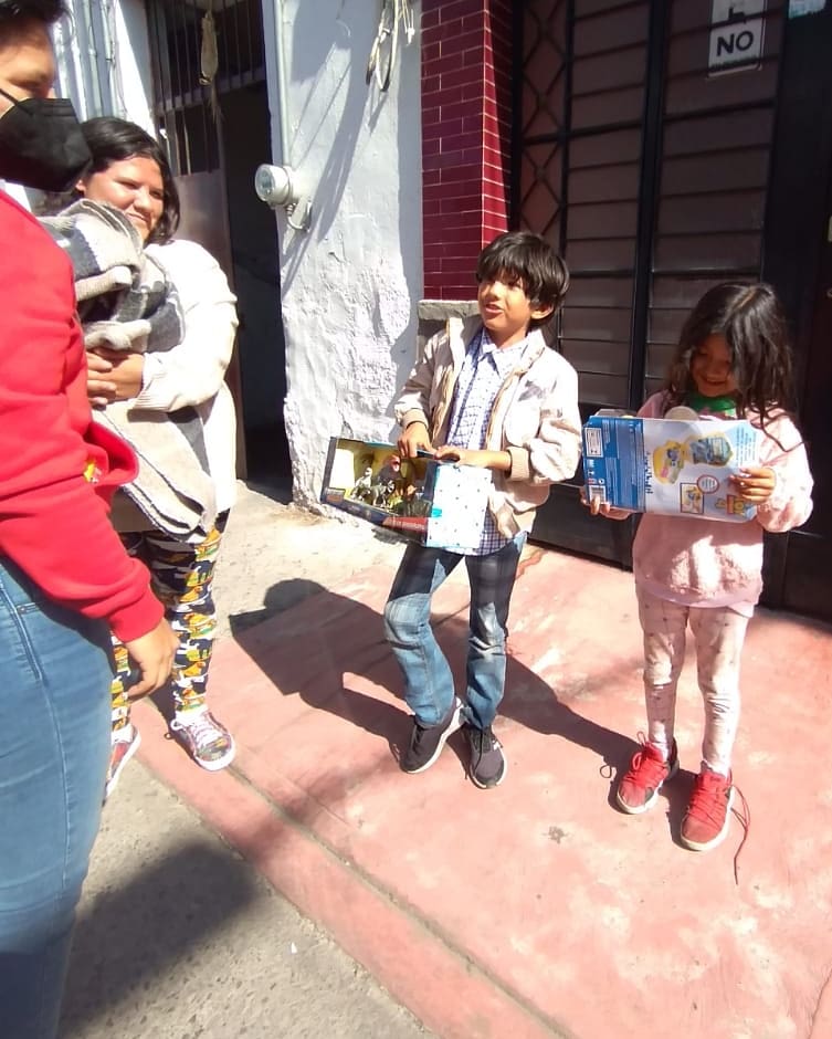 DanielaPumaHdez's tweet image. &quot;Una manera de agradecer por tanto, es ayudar a otros&quot;.

En los momentos de crisis ayudar a los que menos tienen es una gran satisfacción, y estas caritas me hicieron el día. #CadenaDeAyuda @LauHaro @PRI_Nacional @PRIJALOFICIAL @HORTENSIANORONA @ramirohdezg @alitomorenoc