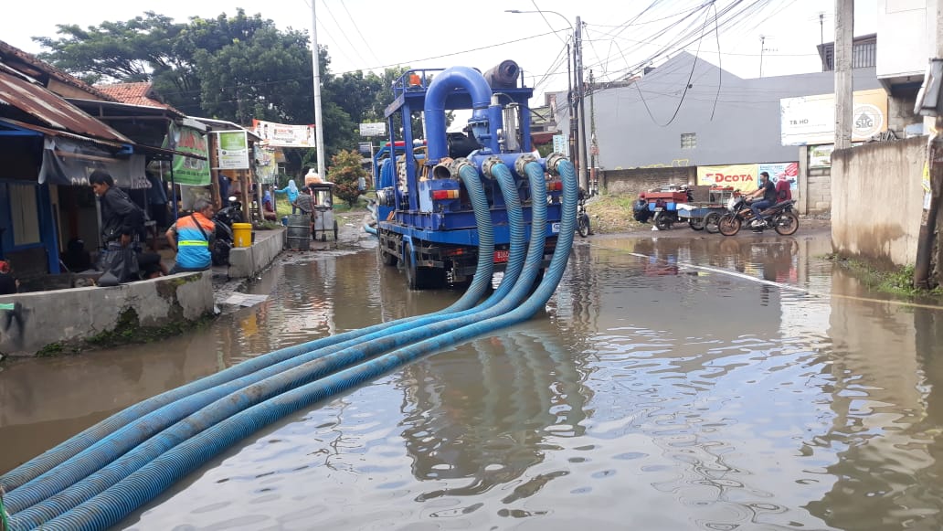 PRFMnews's tweet photo. 09.15 RT @DPUKotaBandung
24-25 Desember 2020 - Tanggap Darurat Bencana Jl.Cingised #dpukotabandung
*Giat pemeliharaan rutin & tindaklanjut laporan #sobatdpu kami posting di fleet twitter story ya sob
https://t.co/kIDHwVeIzz
