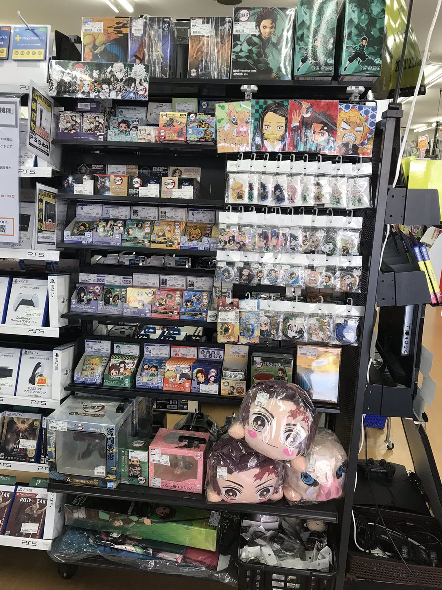 古本市場高野店 鬼滅の刃グッズあります 店内入り口のクリスマス装飾を鬼滅の刃にチェンジしました ストラップやフィギュア ぬいぐるみなど色々あります ツイステのコーナーも少し広げたのでこの機会に推しを迎えに来てあげてください 古本 古本市場高野店 鬼滅の刃グッズあります 店内入り口のクリスマス装飾を鬼滅の刃にチェンジしました ストラップやフィギュア ぬいぐるみなど色々あります ツイステのコーナーも少し広げたのでこの機会に推しを迎えに来てあげてください 古本