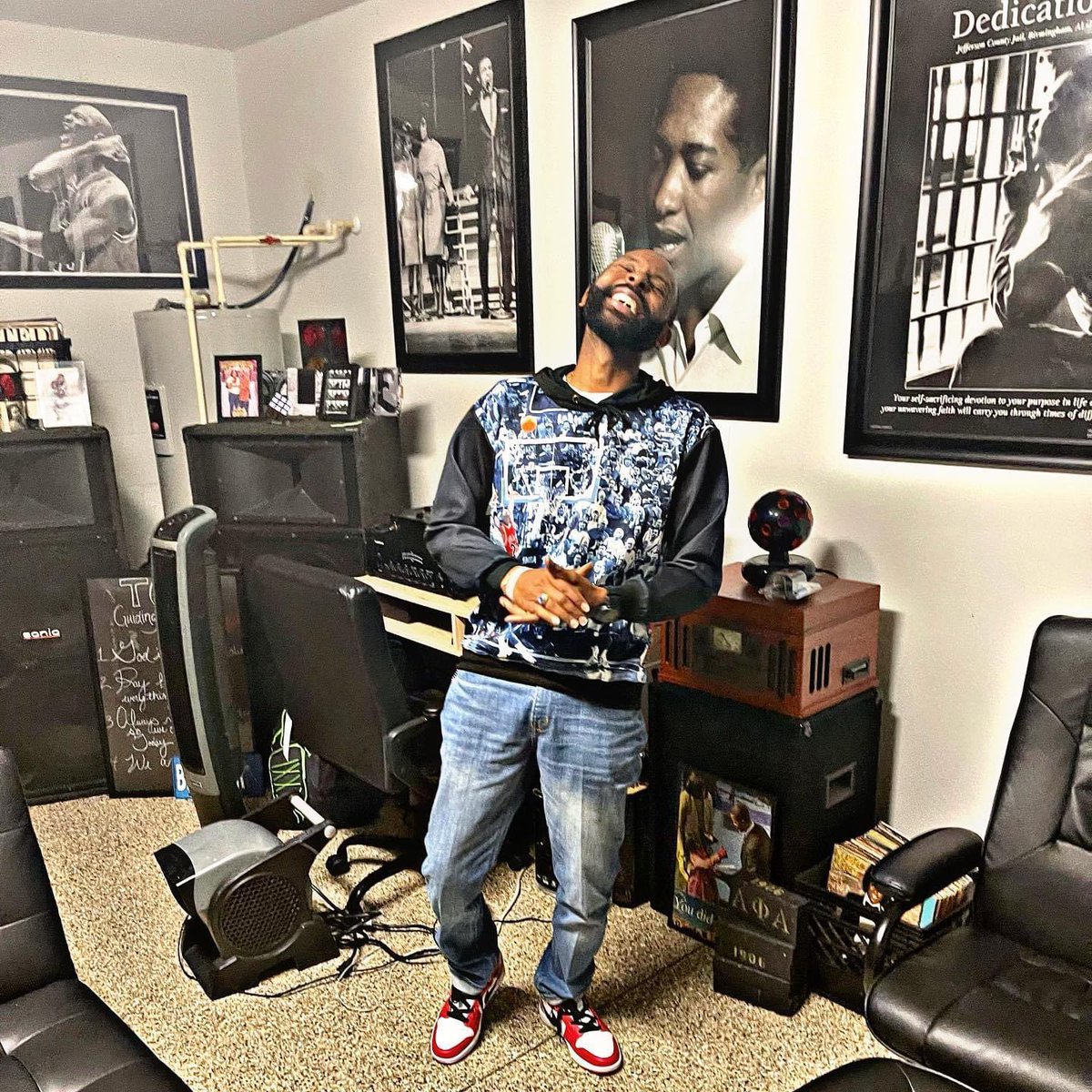 DL_Randall's tweet photo. a Vibe for the ages
Dapper.

#merry🎄

#LOVE #DLR🤙🏾 https://t.co/MKWh3UpZDx