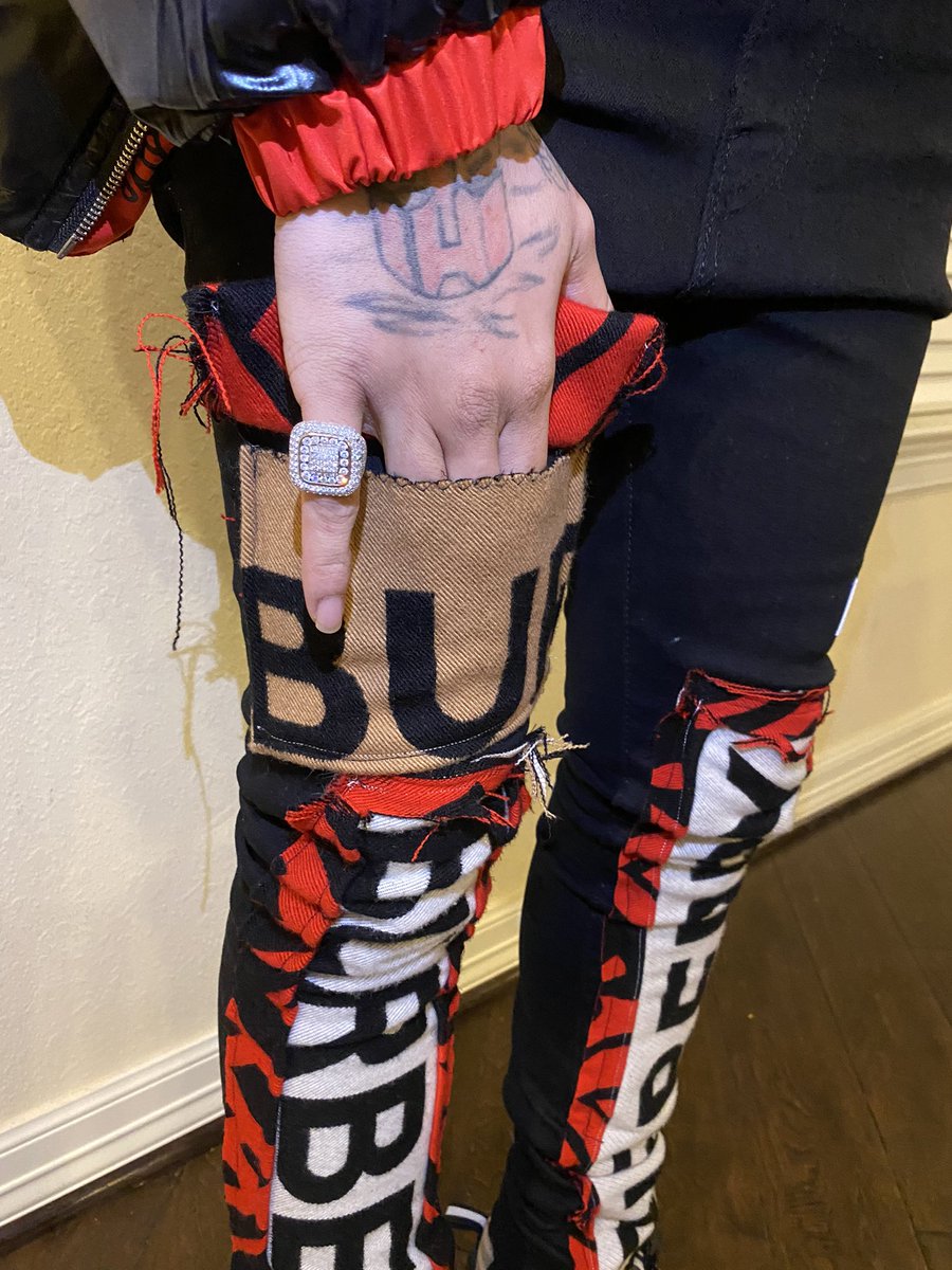 ombbloodbath's tweet photo. 🚁 in the middle of the hood im flyer than errybody 🧼🧼🧼 https://t.co/pznQvxCKuN