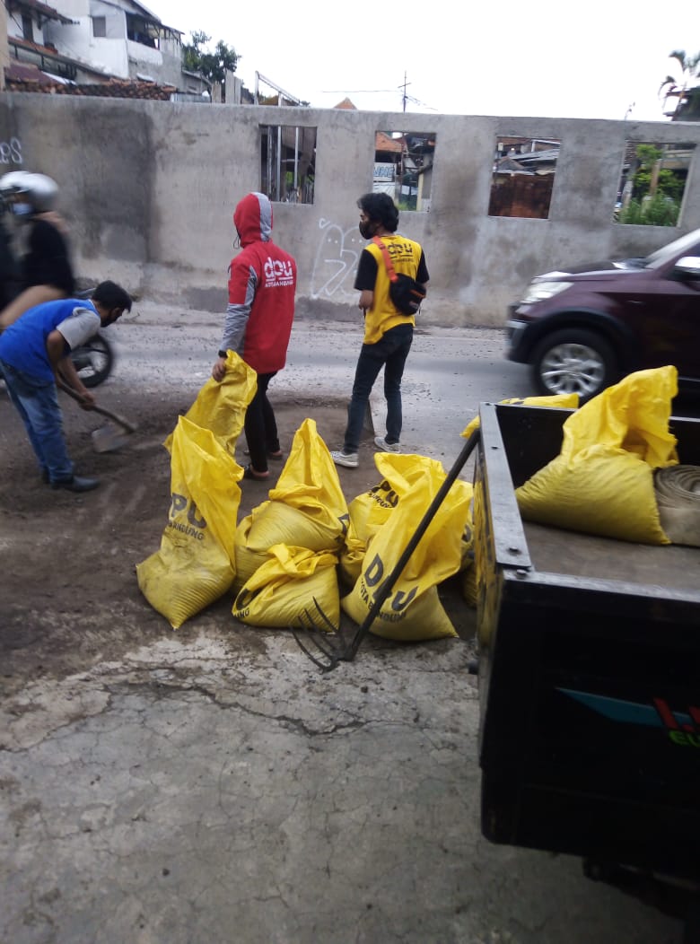 DSDABMKotaBdg's tweet photo. 24-25 Des 2020 - Tanggap Darurat Bencana Jl.Cikutra Barat
#dpukotabandung
*Giat pemeliharaan rutin & tindaklanjut laporan #sobatdpu kami posting di fleet twitter story ya sob
cc @OdedMD @kangyanamulyana @HumasBdg @PRFMnews @sekitarbandung_ @infobdg @ClickBandung @ElshintaBandung https://t.co/oPPObbSGDn