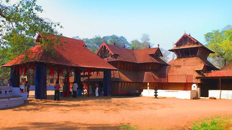 7 feet tall made of Jackfriut tree. Devi is seen with 8 hands. One hand holding head of demon Daruka. We can also see Sapthamatha Sannidhi here.The Bharani festival at the Kodungallur Bhagawati temple is important festival here.