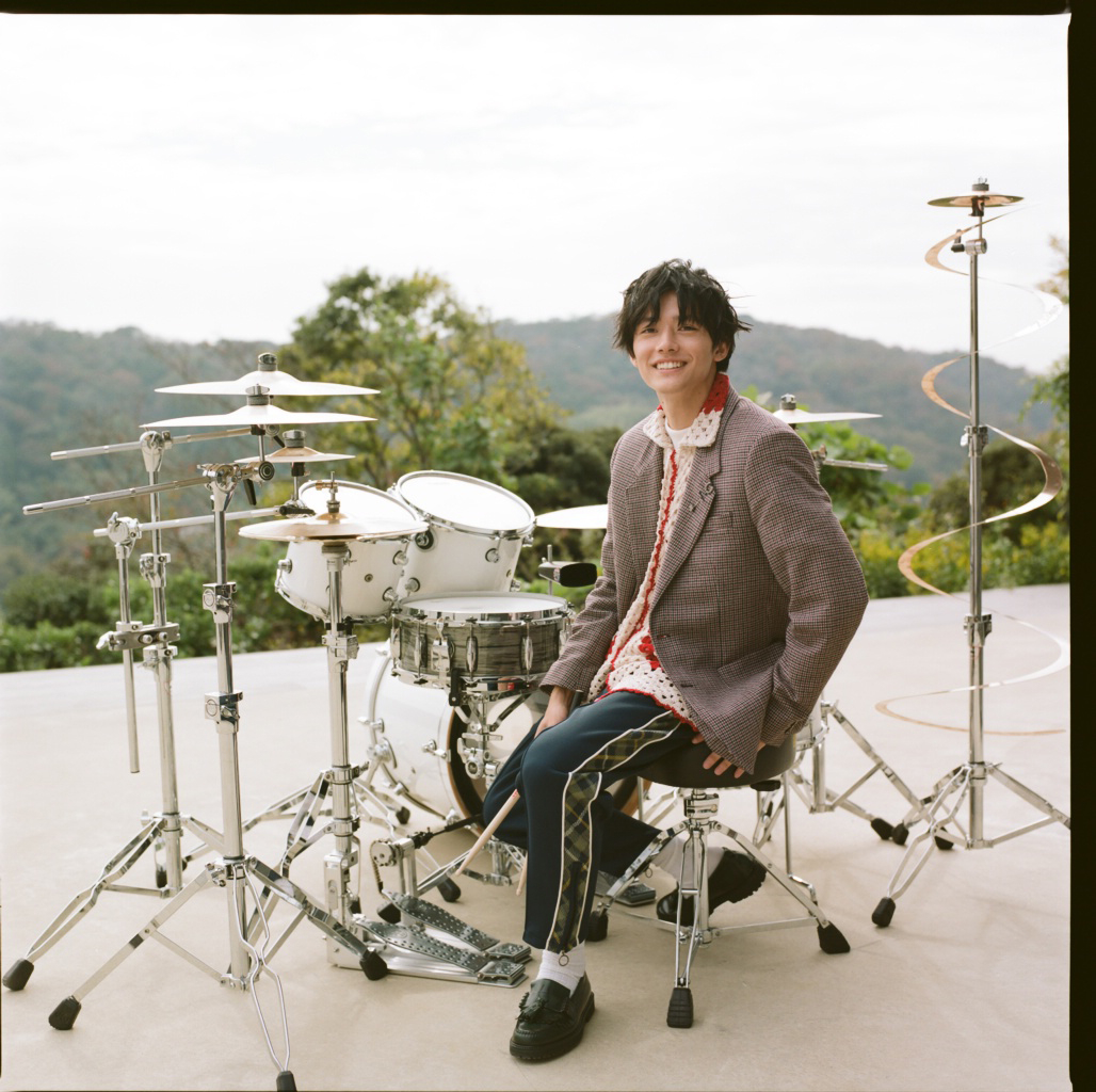 SPUR_magazine's tweet image. #SPUR2月号 の特集「 #Kaito 、未来を鳴らす」。６ページにわたって気鋭のドラマー、Kaitoさんにフューチャーしています！ ご自身のドラムとともに撮影した誌面から、ぜひ音を感じてみてください。インタビューも必見です！
lnky.jp/M55QrQH