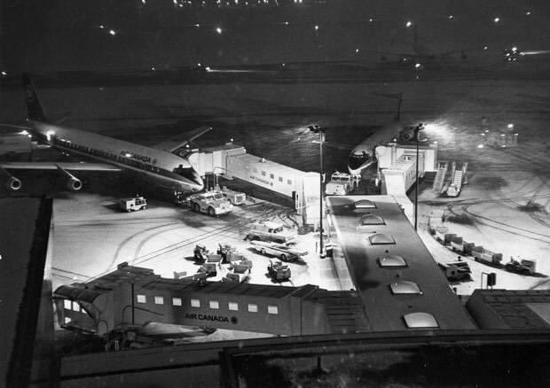 YYZLounge's tweet photo. A winter night from the 1970s at Toronto YYZ T1...DC-8s and DC-9 #ONStorm https://t.co/aykVXPjtC3 https://t.co/V2AgoNgrXg